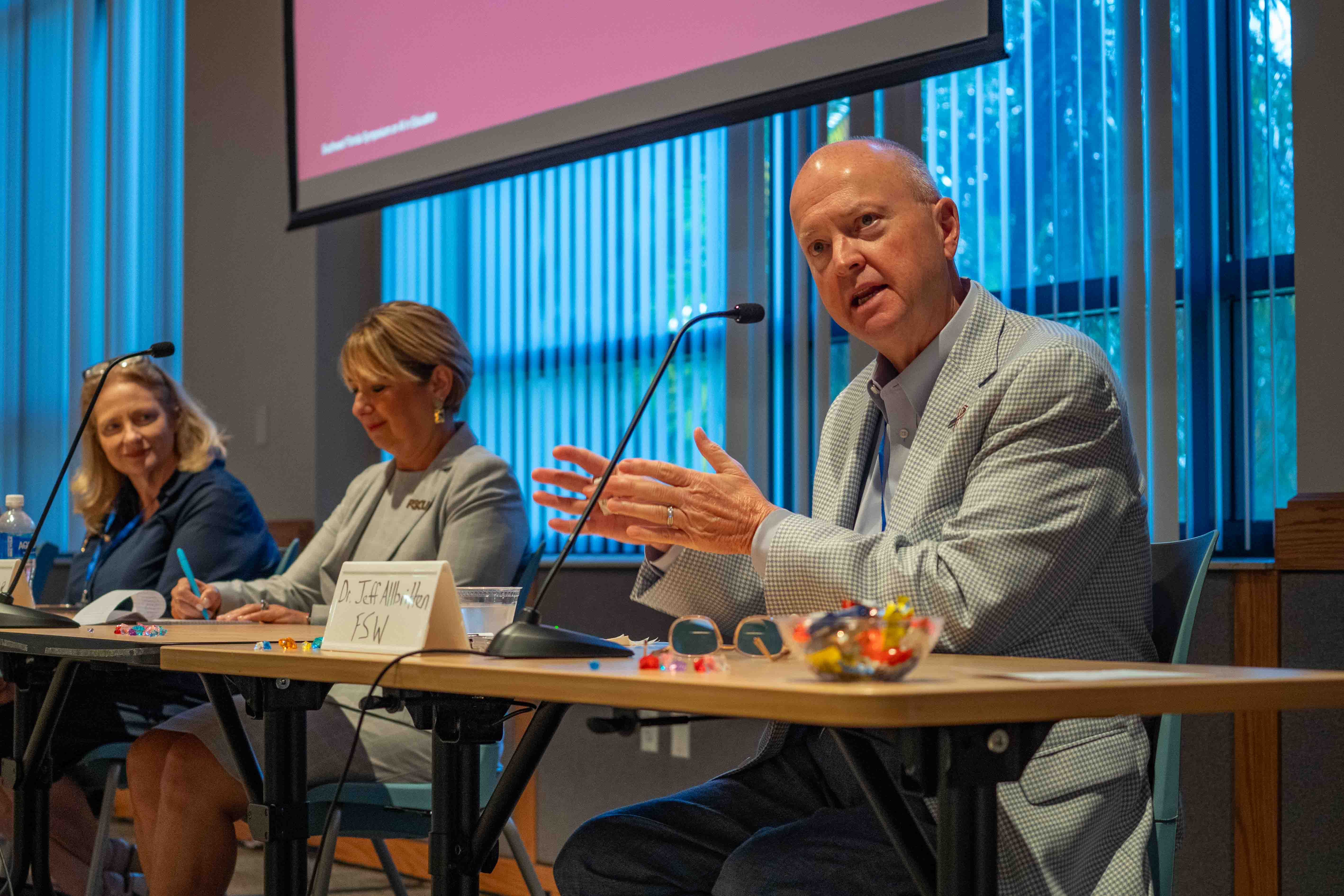 Dr. Jeffery Allbritten addresses a crowd during a panel discussion during the Southwest Florida AI in Education symposium hosted at 91�ֿ�.